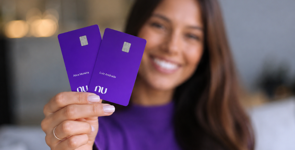 Mulher segurando dois Cartões de crédito do Nubank