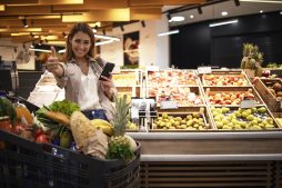 mulher fazendo compras e aprendendo a economizar no supermercado