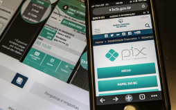 celular com comprovante de PIX na tela
