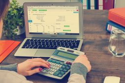 pessoa usando calculadora e fazendo contas no notebook pesquisando sobre portabilidade de dívida de cartão de crédito
