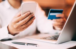 pessoa no celular checando anuidade diferenciada do cartão de crédito