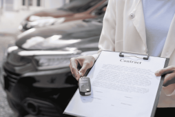 pessoa com contrato na mão para Trocar financiamento de carro