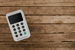 uma máquina de cartão sem celular e sem fio em um fundo de madeira