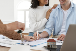casal feliz porque comprou um imóvel - financiamento imobiliário