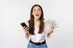 uma mulher feliz com dinheiro na mão após ganhar dinheiro vendendo coisas simples
