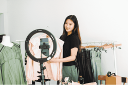 mulher apresentando roupas na internet simbolizando os melhores produtos para revender