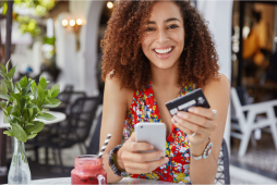 uma mulher em busca de um cartão de crédito online aprovado na hora