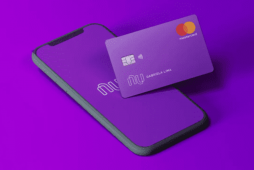 celular e cartão representando o PIX parcelado Nubank