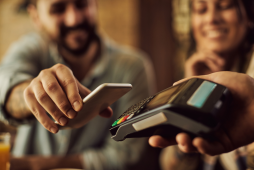 uma pessoa fazendo um pagamento via NFC