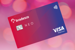 cartão Bradesco Neo Visa Platinum em um fundo rosa