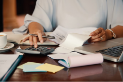Renegociação Santander - imagem mostra as mãos de uma mulher fazendo conta em uma calculadora