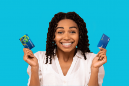 mulher segurando dois cartões da Brasil Card