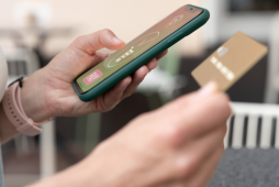 Máquina de cartão de crédito no celular