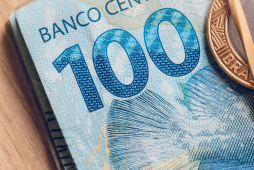 Quem usa cartão de crédito tem dinheiro a receber? Notas e moedas de real