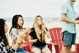 pesspas comendo na praia, para representar o tema o que levar para comer na praia