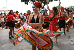 mulher usando ideia de fantasia barata no carnaval