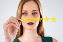 mulher desenhando estrelas para representar o Rating de crédito