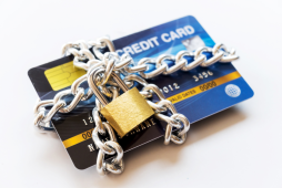 cartão preso por corrente e cadeado para mostrar como desbloquear cartão ourocard