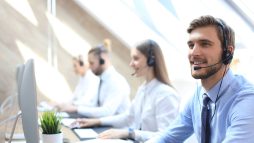 três pessoas trabalhando com atendimento- Telefone Mercado Livre: guia completo para acesso ao suporte telefônico