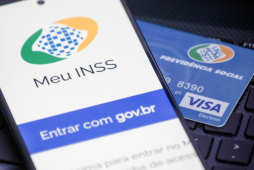 Tela do aplicativo Meu INSS junto com um cartão do INSS. Aposentado pode receber pensão por morte?