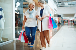 duas senhoras fazendo compras onde o aposentado tem desconto