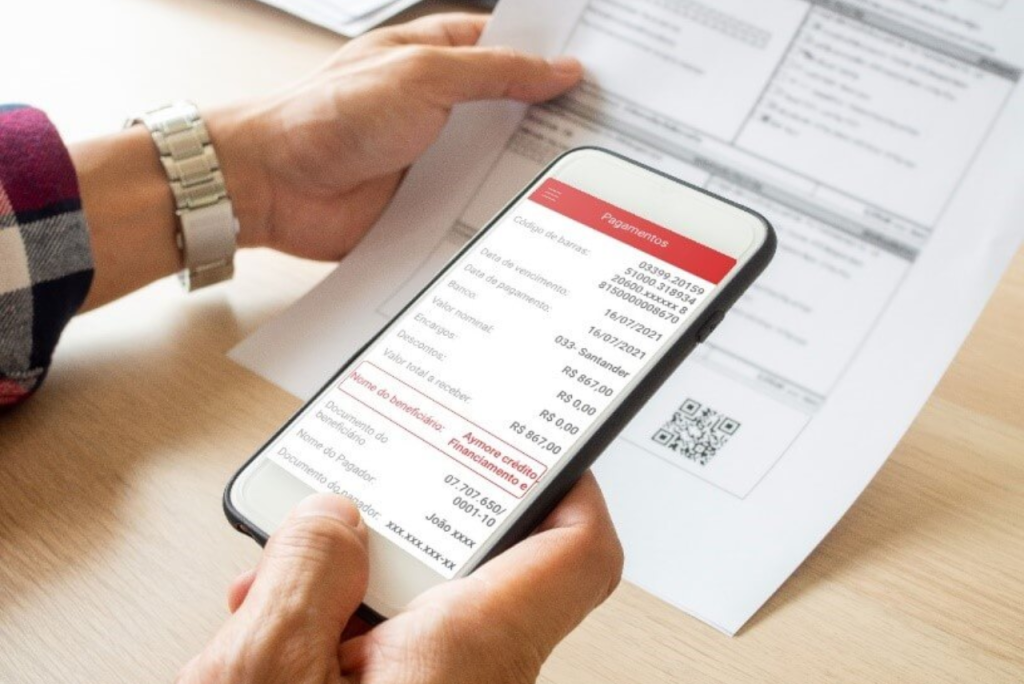 uma pessoa usando o celular para atualizar boleto do Santander