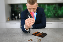 um homem segurando os cartões de crédito com as maiores taxas de juros