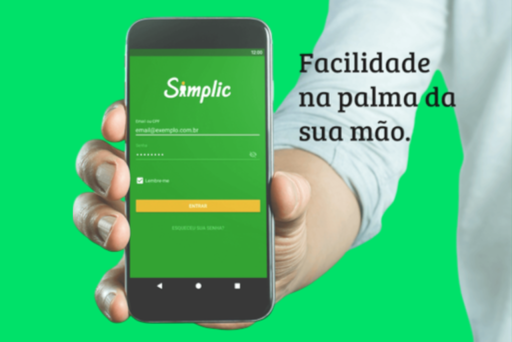 mão segurando celular com app aberto representando o empréstimo simplic