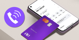 celular e cartão do nubank representando o telefone nubank