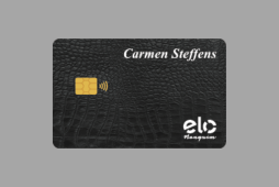 cartão Carmen Steffens Black em um fundo cinza