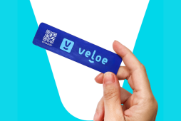 uma mão segurando a veloe tag
