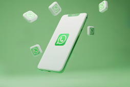celular em um fundo verde para representar como vender rifa pelo whatsapp