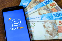 notas de dinheiro ao lado de celular no aplicativo caixa tem - abrir poupança caixa pelo celular