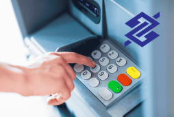 pessoa usando um atm para simbolizar Caixa Eletrônico Banco do Brasil perto de mim