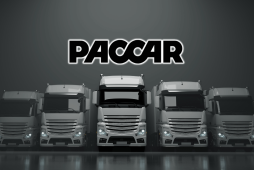 logotipo do banco paccar sobre diversos caminhões