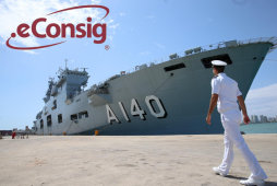 um militar ao lado de um navio para representar o econsig marinha