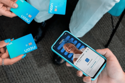 vários cartões e um celular para representar Como desbloquear o cartão de crédito Neon