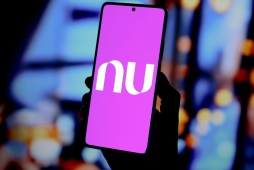 celular com logo do banco na tela para representar o QR Code pix no Nubank