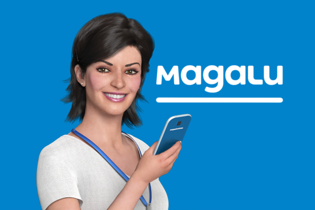 Lu do Magalu segurando um celular: SAC 0800 e WhatsApp da Magazine Luiza