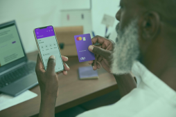 Uma pessoa vendo como cancelar uma compra no cartão Nubank