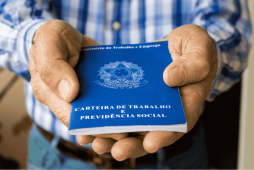 homem segurando carteira de trabalho para representar novo limite saque-aniversário