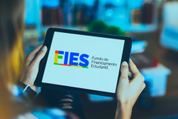 uma mulher usando um tablet para emitir o boleto fies