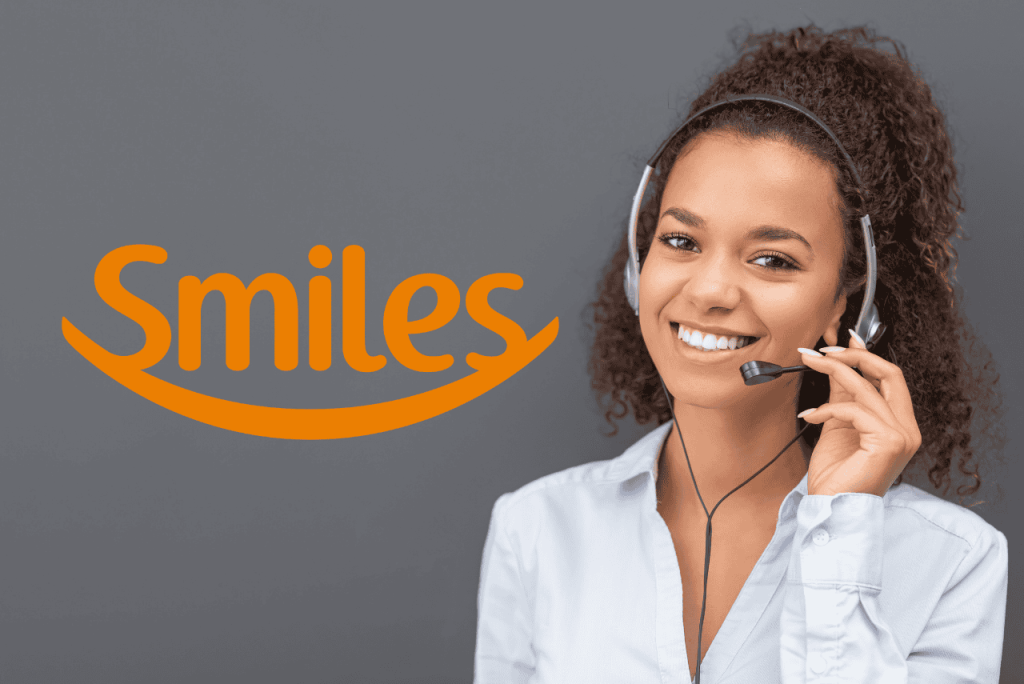 Logo da Smiles ao lado de uma atendente de headset: telefone da central de atendimento
