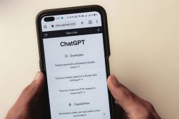 pessoa mexendo no chatgpt e chatgpt-go