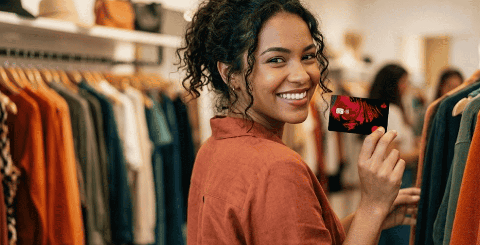 mulher fazendo compras em uma loja de roupas usando o cartão santander free