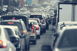 vários carros na rua para representar Como pagar multa com 40% de desconto