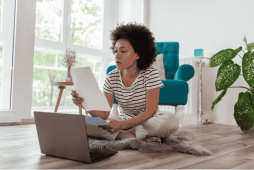 mulher usando o computador para representar Como quitar empréstimo saque-aniversário