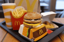 bandeja com produtos de uma Franquia McDonald’s valor