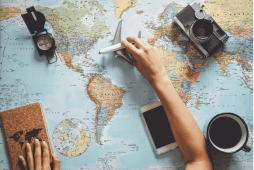 pessoa segurando uma miniatura de avião sobre um mapa para representar os Países que não precisam de visto