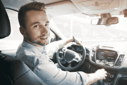 homem dirigindo um carro para representar Quanto ganha um uber trabalhando 4 horas por dia